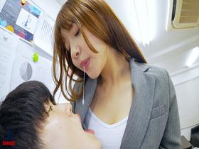 【パンチラセクハラ】 残業中、２人きりの社内で発情期のスカートまくり挑発で真面目部下をフル勃起させもてあそぶ人妻美乳女上司　サンプル画像03